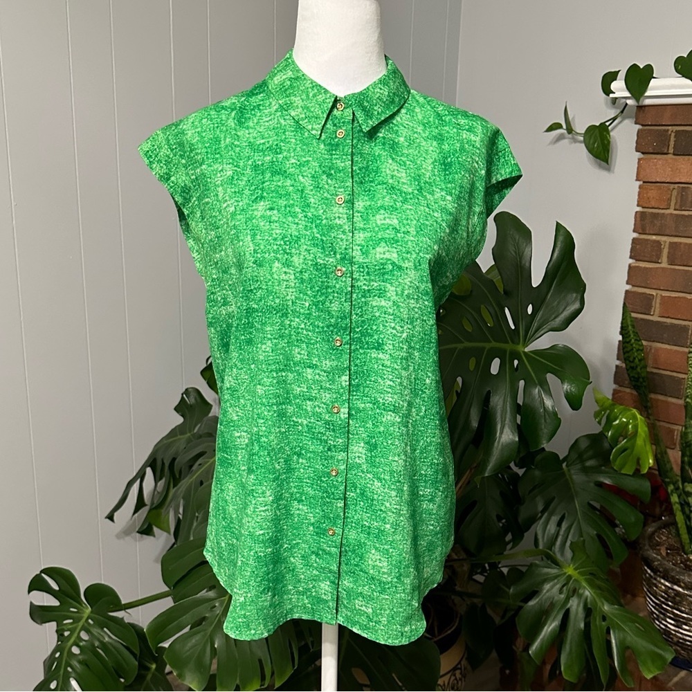 🛍️ Violet & Claire sleeveless button down shirt with new condition.
